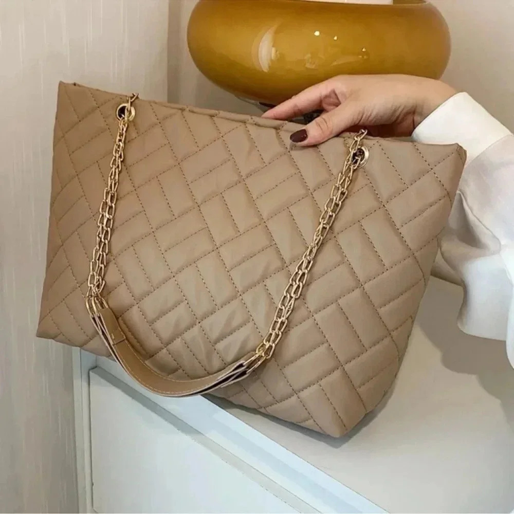 HP! 🎉 Khaki Quilt Pattern Gold Chain Purse - Picture 5 of 7